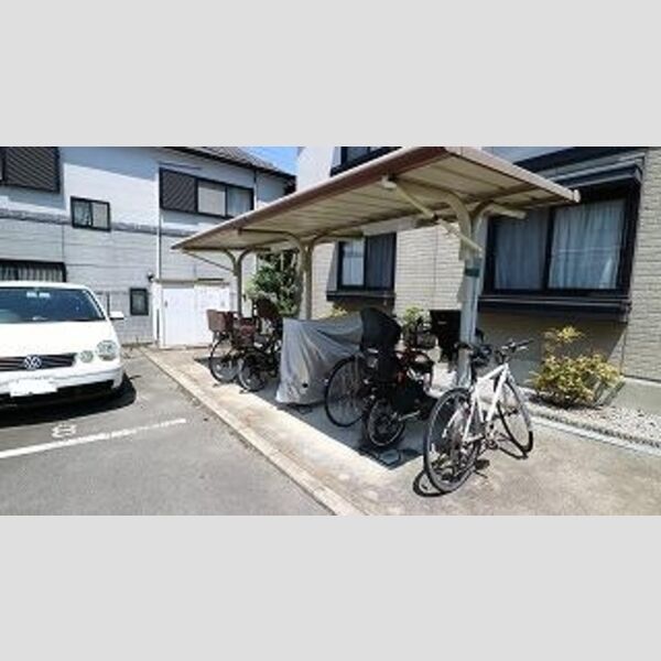 現地周辺 (駐輪場)