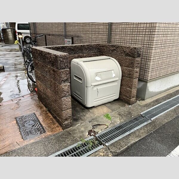 現地周辺 (ゴミ庫)