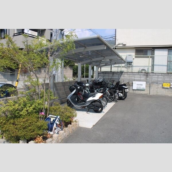 現地周辺 (駐輪場)