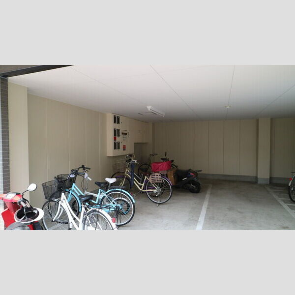 現地周辺 (駐輪場)