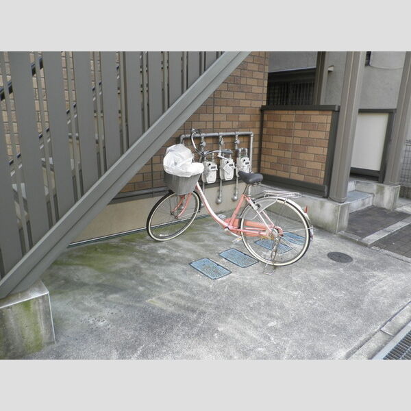 現地周辺 (駐輪場)