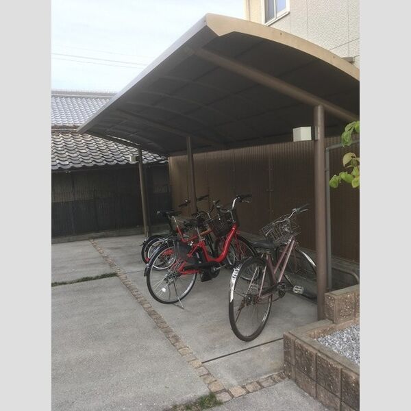 現地周辺 (駐輪場)