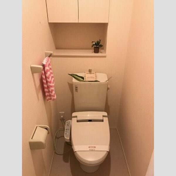 Bright Corner 1-Bedroom with Walk-In Closet, In-Unit Laundry & Parking ...