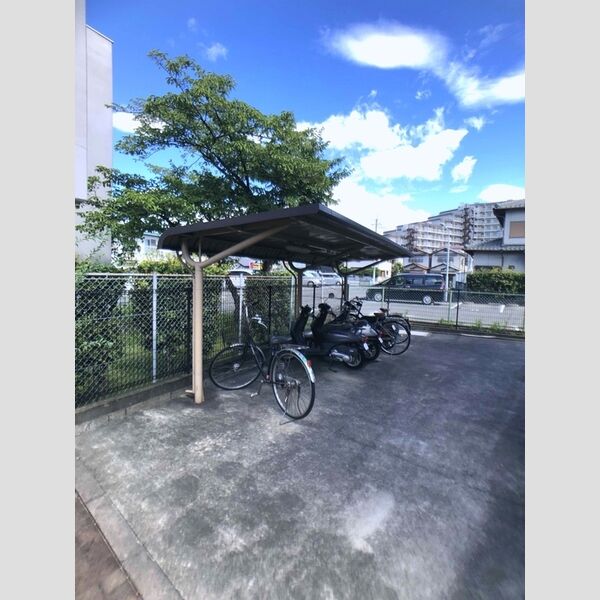 現地周辺 (駐輪場)