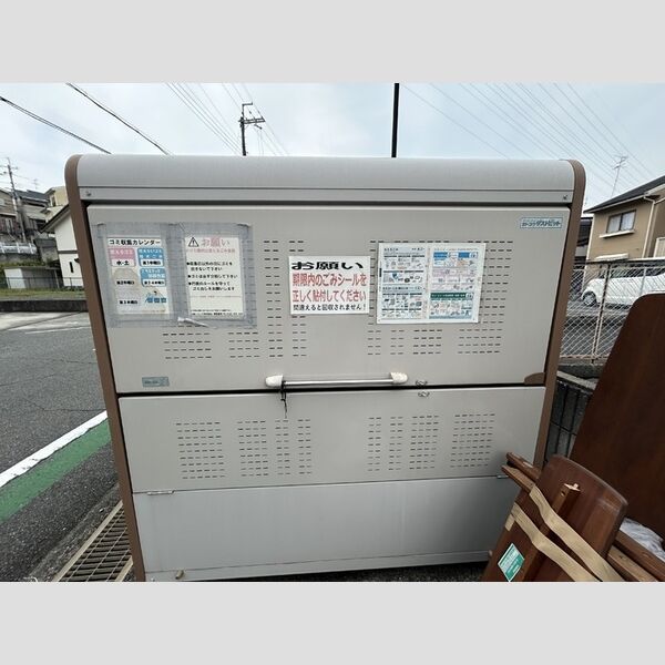 現地周辺 (ゴミ庫)