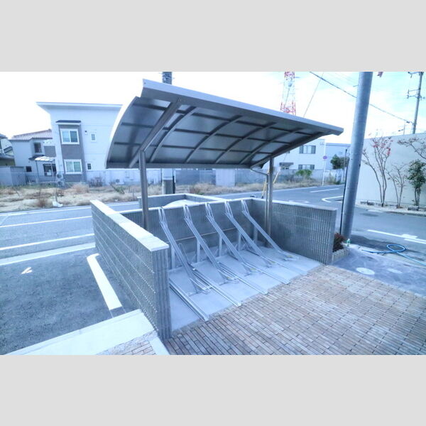 現地周辺 (駐輪場)