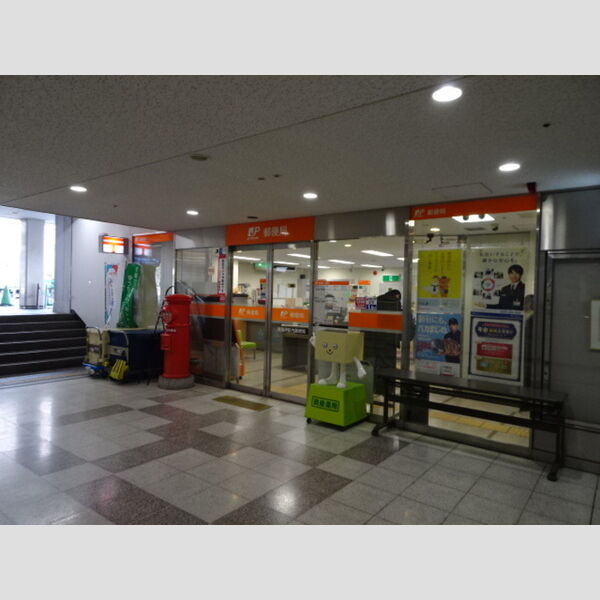 現地周辺 (南海堺駅内郵便局)