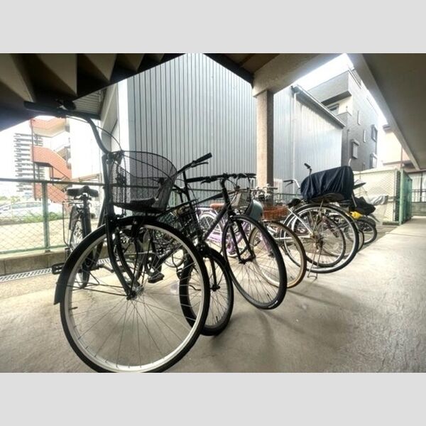 現地周辺 (敷地内駐輪場)