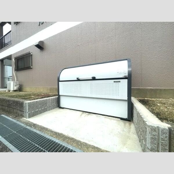 現地周辺 (敷地内ゴミ捨てBOX)