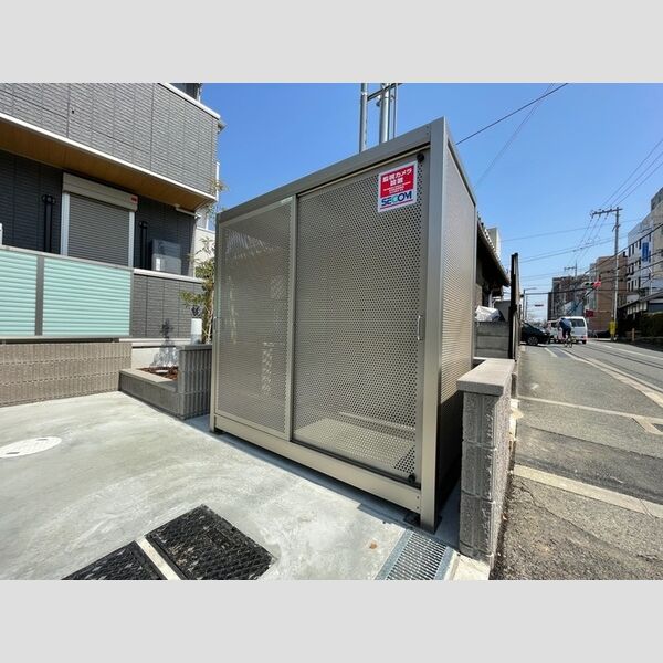 現地周辺 (ゴミ庫)