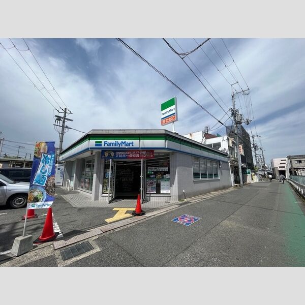 現地周辺 (ファミリーマート金剛駅前店)
