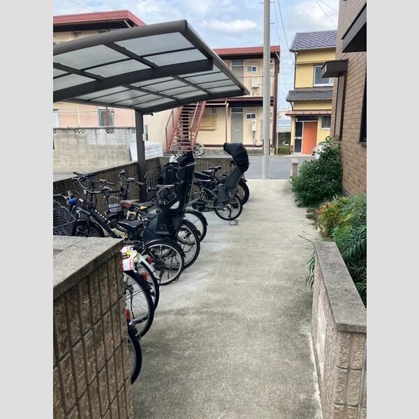現地周辺 (駐輪場)