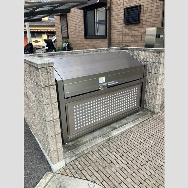 現地周辺 (ゴミ庫)