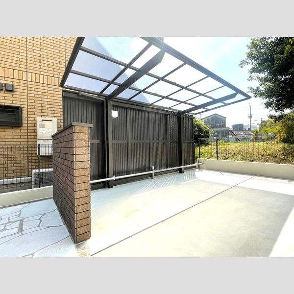 現地周辺 (庇付きで雨の日でも便利です)