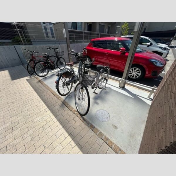 現地周辺 (駐輪場)