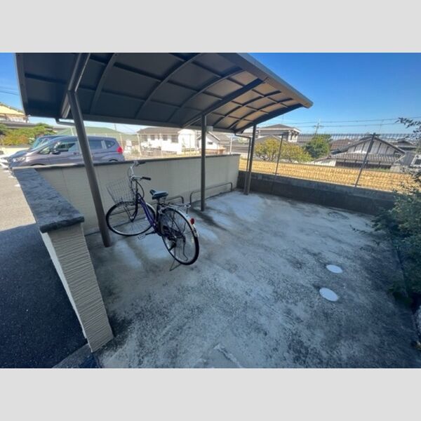 現地周辺 (駐輪場)