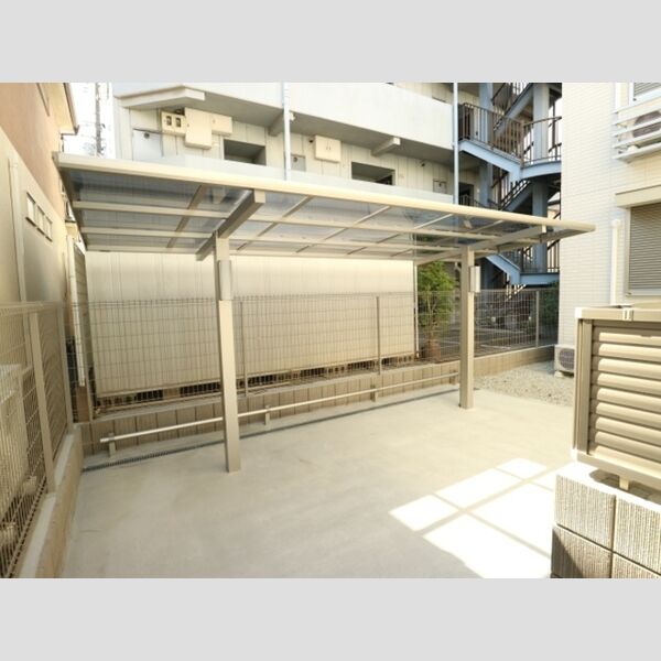 現地周辺 (駐輪場)