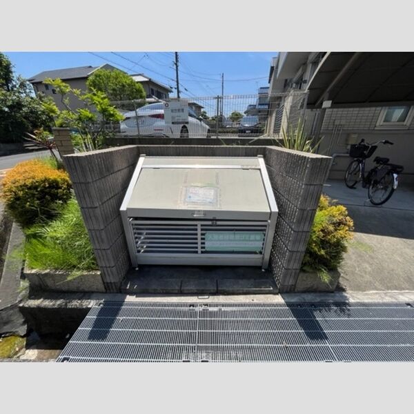 現地周辺 (ゴミ庫)