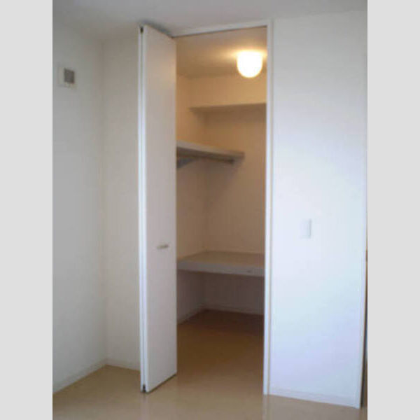 収納 (収納力抜群のウォークインクローゼット♪)