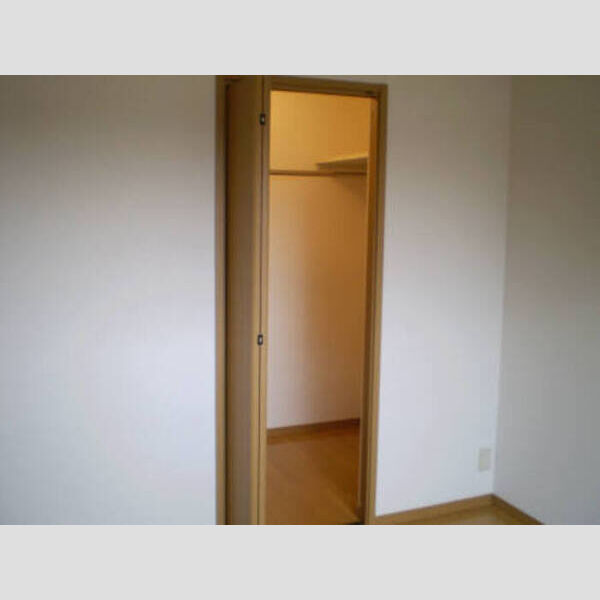 収納 (収納たっぷりのウォークインクローゼットです♪)