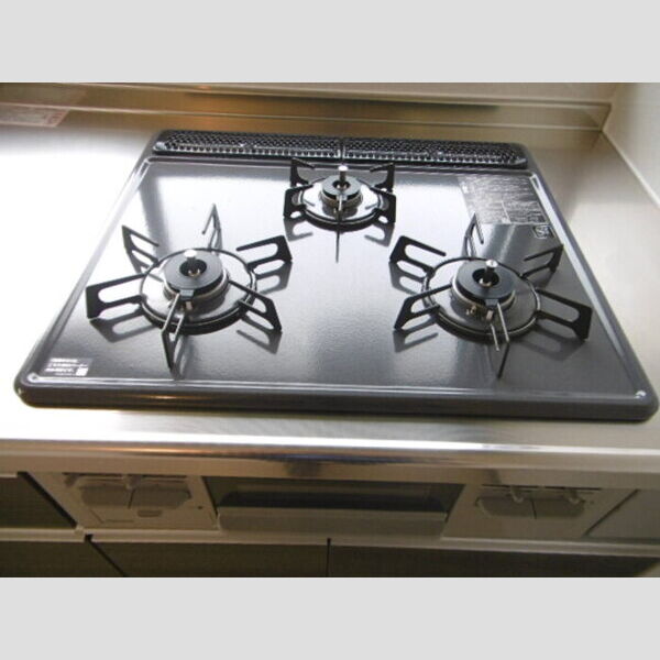 その他 (システムキッチンなので3口のコンロ、グリル付です。)