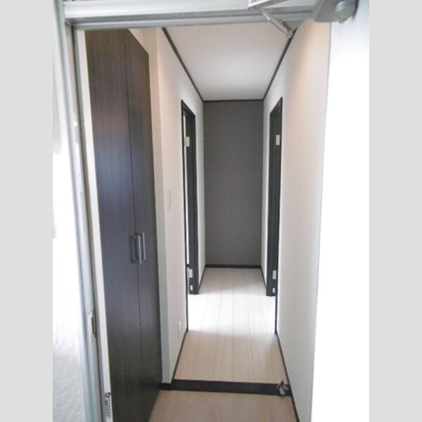 玄関 (シューズボックスも新規にトールタイプを設置しました。)