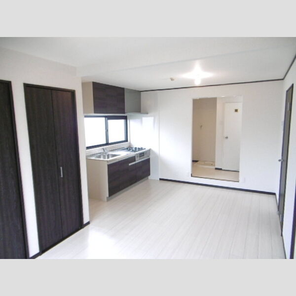 居室・リビング (白と黒を基調した内装で改装致しました。)