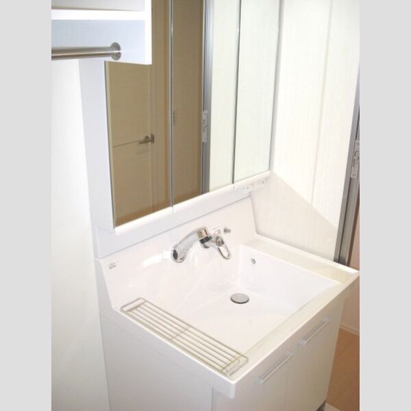 洗面所 (三面鏡の洗髪洗面化粧台)