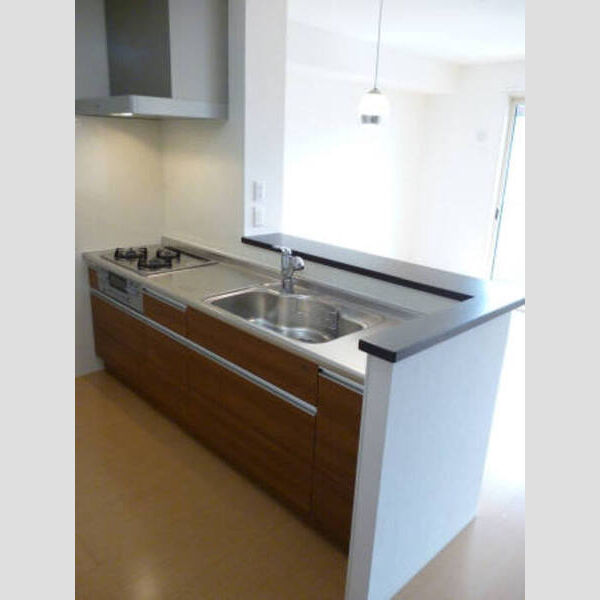 キッチン (3口コンロ付システムキッチンで快適クッキング♪)