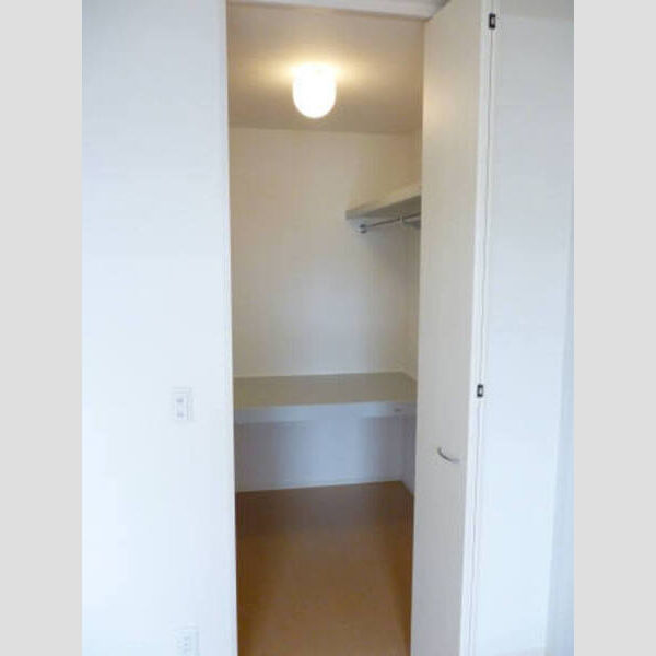 収納 (ウォークインクローゼットは廊下からも行き来できます♪)