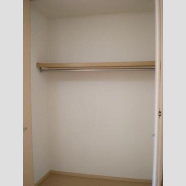 収納 (キッチン横のクローゼット。廊下にも物入棚があります!)