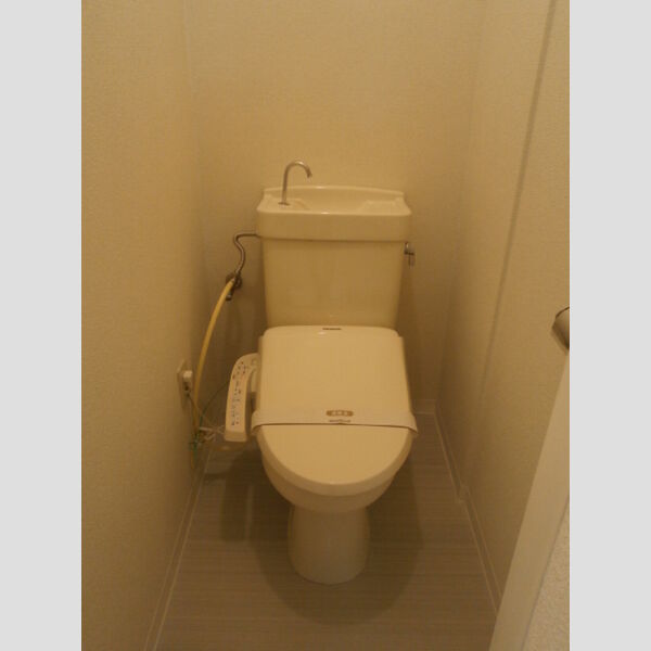 トイレ (温水洗浄便座機能付き)