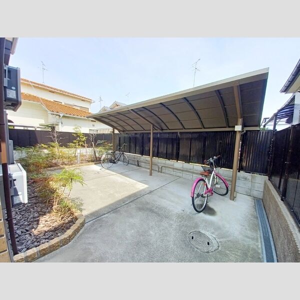 現地周辺 (駐輪場)