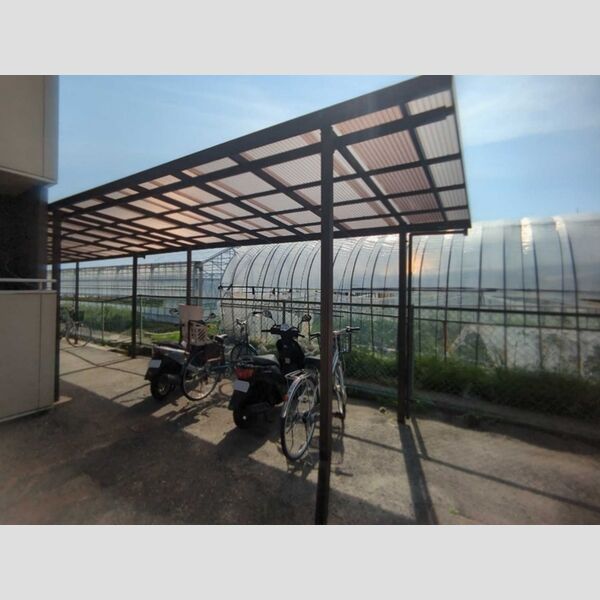 現地周辺 (駐輪場)