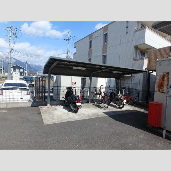 現地周辺 (駐輪場)