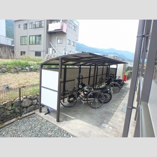 現地周辺 (駐輪場)