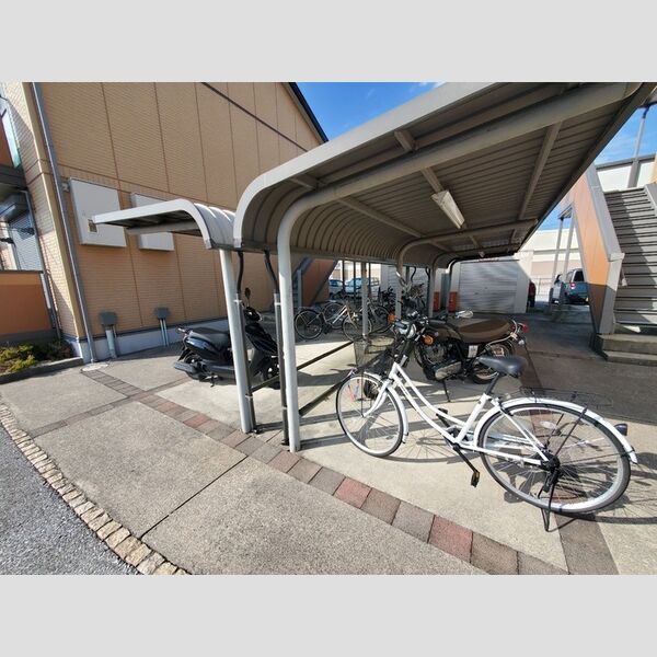 現地周辺 (駐輪場)