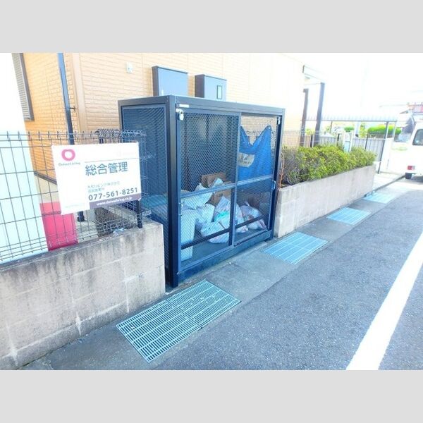現地周辺 (ゴミ庫)