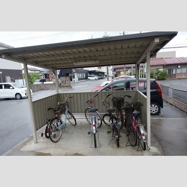 現地周辺 (駐輪場)