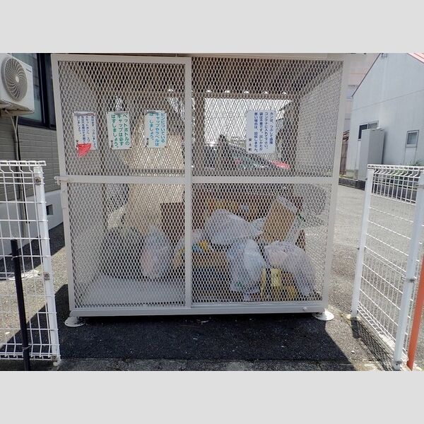 現地周辺 (ゴミ庫)