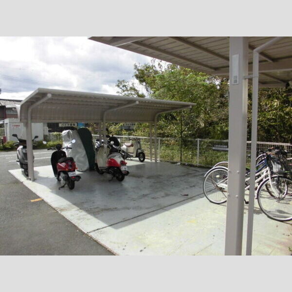 現地周辺 (バイク置場)