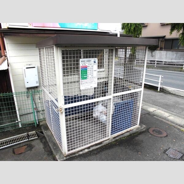 現地周辺 (ゴミ庫)