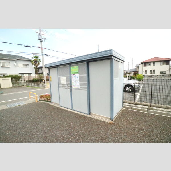 現地周辺 (ゴミ庫)