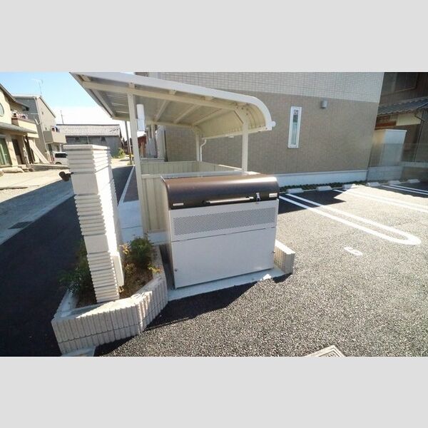 現地周辺 (アパート専用ゴミ集積所)