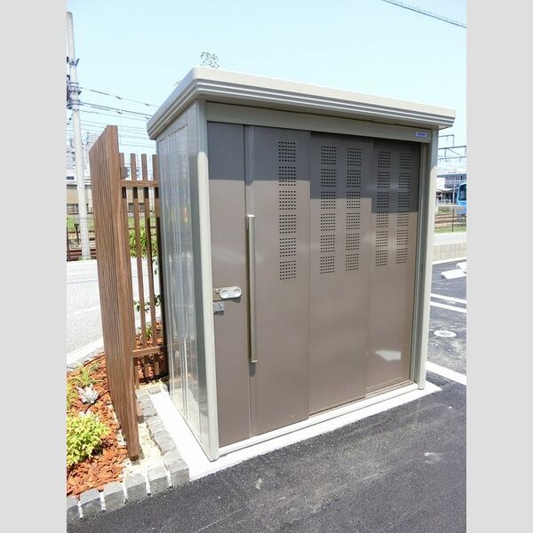 現地周辺 (住宅専用ごみ収集庫)