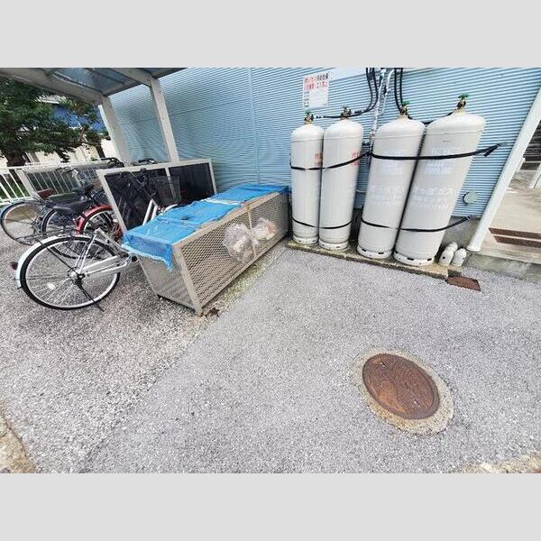 現地周辺 (ゴミ庫)