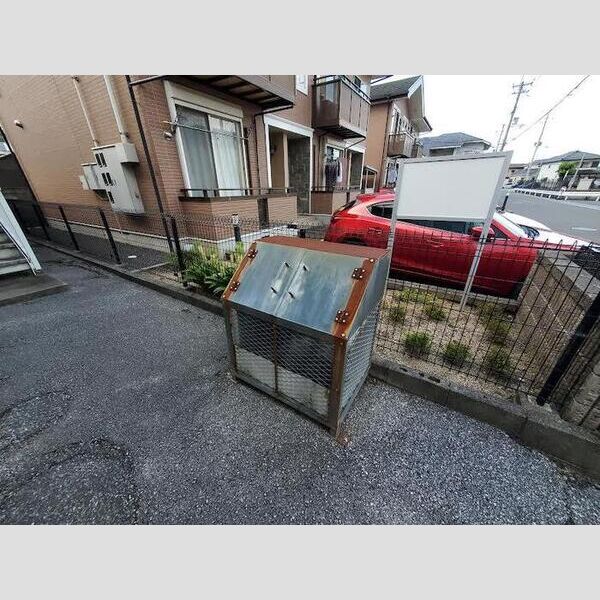 現地周辺 (ゴミ庫)