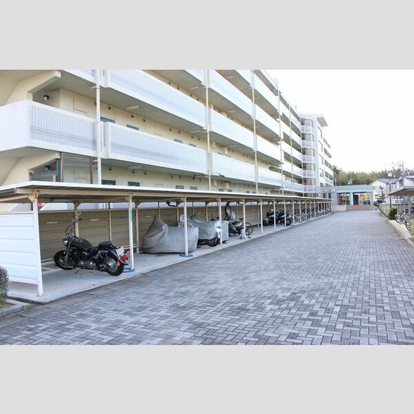 現地周辺 (駐輪場)