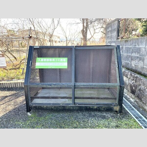 現地周辺 (ゴミ庫)