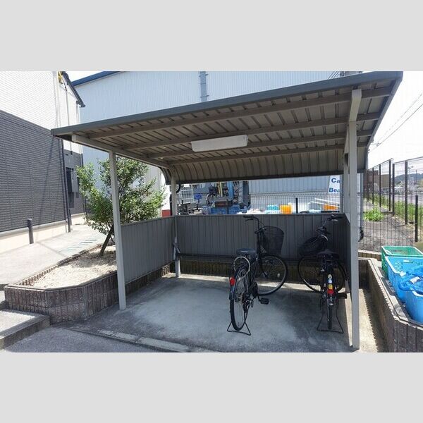 現地周辺 (駐輪場)